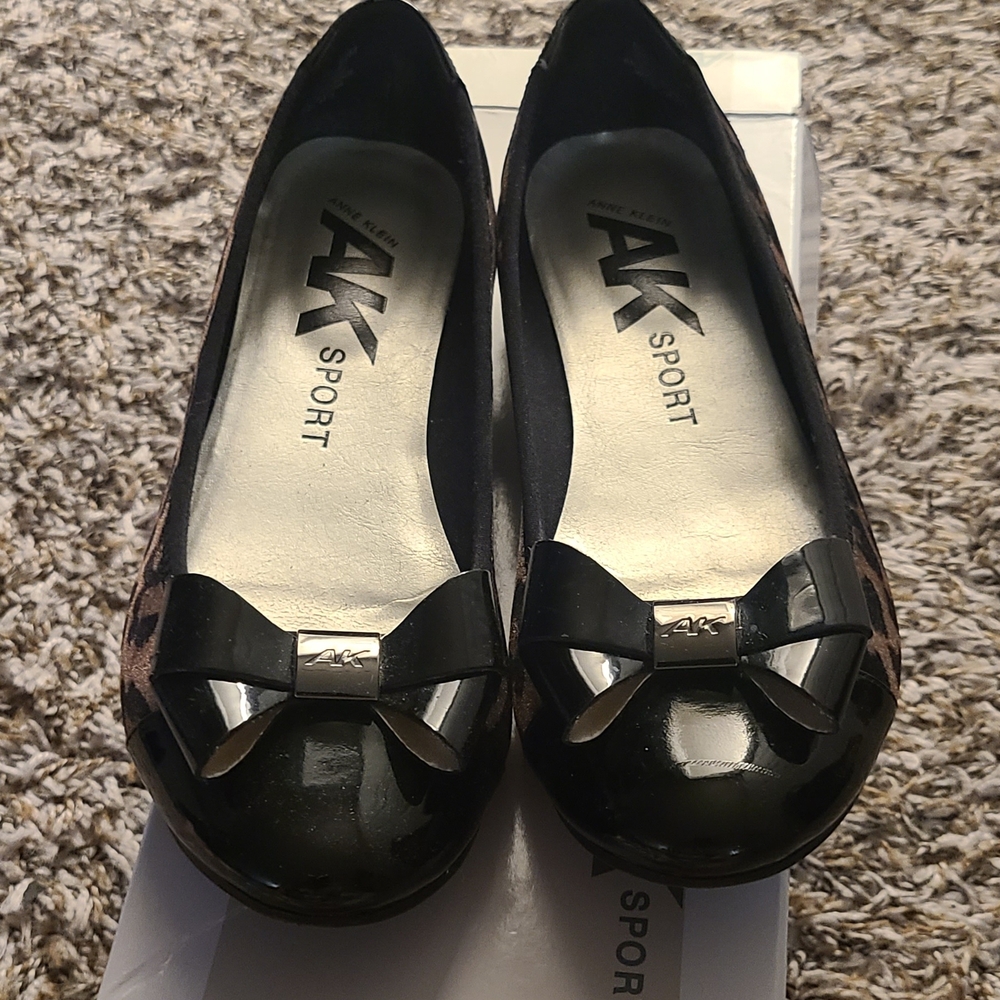 Leopard Print Women's Flats Size 6 1/2 with Black Bow - Picture 5 of 8